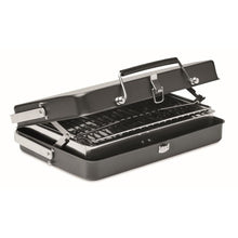 Carica l&#39;immagine nel visualizzatore di Gallery, BBQ TO GO - Nero - TEMPO LIBERO - Midocean - Barbecue Portatile E Supporto Mo6358, Bbq Sets, Leisure