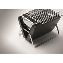 Carica l&#39;immagine nel visualizzatore di Gallery, BBQ TO GO - Nero - TEMPO LIBERO - Midocean - Barbecue Portatile E Supporto Mo6358, Bbq Sets, Leisure