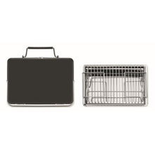 Carica l&#39;immagine nel visualizzatore di Gallery, BBQ TO GO - Nero - TEMPO LIBERO - Midocean - Barbecue Portatile E Supporto Mo6358, Bbq Sets, Leisure