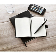 Carica l&#39;immagine nel visualizzatore di Gallery, NOTALUX - Nero - UFFICIO - Midocean - Blocco Notes A6 Con Penna Mo8109, Notebooks / Notepads, Office