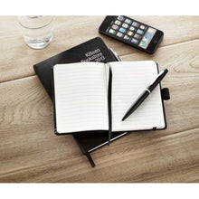 Carica l&#39;immagine nel visualizzatore di Gallery, NOTALUX - Nero - UFFICIO - Midocean - Blocco Notes A6 Con Penna Mo8109, Notebooks / Notepads, Office