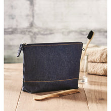 Carica l&#39;immagine nel visualizzatore di Gallery, STYLE POUCH - Blu - BORSE E VIAGGIO - Midocean - Bags &amp; Travel, Cosmetic / Beauty Ca, Trousse In Denim Riciclato Mo6421