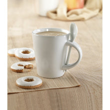 Carica l&#39;immagine nel visualizzatore di Gallery, SUBLIMKONIK - bianco - CASA E VIVERE - Midocean - Cups, Home &amp; Living, Tazza E Cucchiaino In Porcella Mo8442