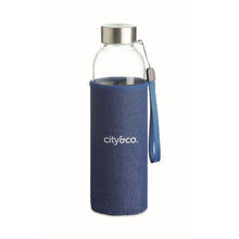 Carica l&#39;immagine nel visualizzatore di Gallery, UTAH DENIM - Blu - CASA E VIVERE - Midocean - Bottiglia In Vetro Con Pouch Mo6192, Drinking Bottle, Home &amp; Living